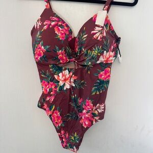 NWT Ladies Swimsuit 34DDD cups